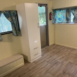 Eenvoudige stacaravan, magnetron, uitzicht op tuin | 1 slaapkamer, beddengoed