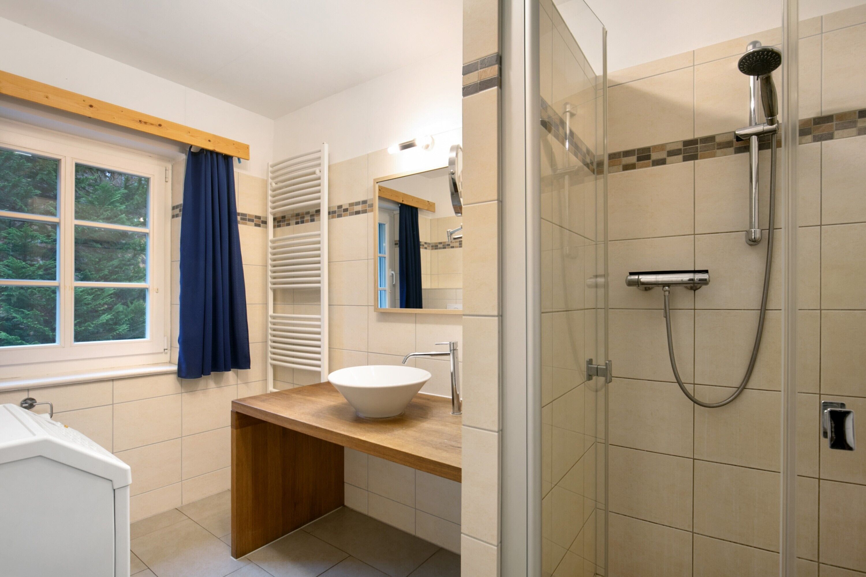 Douche, sèche-cheveux, serviettes fournies