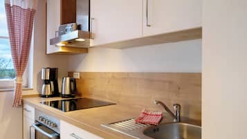 Frigorífico, horno, placa de cocina y lavavajillas