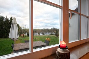 Dining - Apartment 'Haus Am See - Zur Roten Tür' with Lake View, Private Terrace and Wi-Fi (Templin)