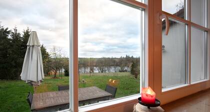 Apartment 'Haus Am See - Zur Roten Tür' with Lake View, Private Terrace and Wi-Fi