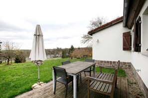 Outdoor dining - Apartment 'Haus Am See - Zur Roten Tür' with Lake View, Private Terrace and Wi-Fi (Templin)