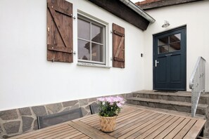 Outdoor dining - Apartment 'Haus Am See - Zur Blauen Tür' with Lake View, Private Terrace and Wi-Fi (Templin)