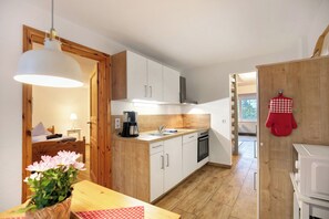 Fridge, oven, stovetop, dishwasher - Apartment 'Haus Am See - Zur Blauen Tür' with Lake View, Private Terrace and Wi-Fi (Templin)