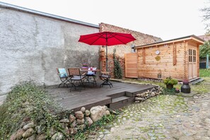 Outdoor dining - Apartment 'Im Herzen Templins Obergeschoss' with Shared Terrace, Shared Garden and Wi-Fi (Templin)