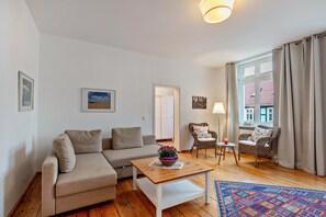 TV - Apartment 'Im Herzen Templins Obergeschoss' with Shared Terrace, Shared Garden and Wi-Fi (Templin)