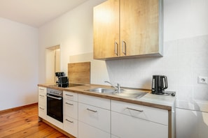 Fridge, oven, stovetop, dishwasher