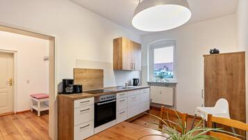 Fridge, oven, stovetop, dishwasher