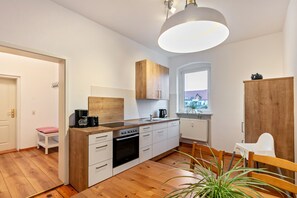 Fridge, oven, stovetop, dishwasher - Apartment 'Im Herzen Templins Obergeschoss' with Shared Terrace, Shared Garden and Wi-Fi (Templin)