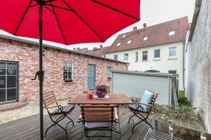 Outdoor dining - Apartment 'Kleine Fewo Im Herzen Templins' with Shared Terrace, Shared Garden and Wi-Fi (Templin)