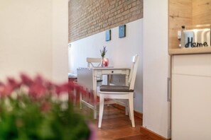 Dining - Apartment 'Kleine Fewo Im Herzen Templins' with Shared Terrace, Shared Garden and Wi-Fi (Templin)