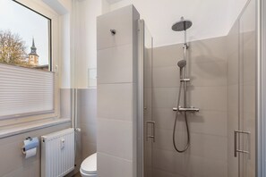 Ducha, secador de pelo, toallas