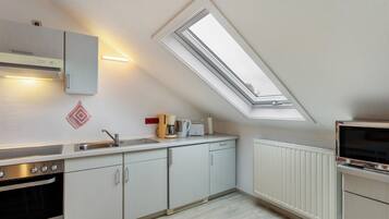 Frigorífico, microondas, horno y placa de cocina