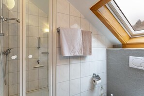 Dusche, Haartrockner, Handtücher