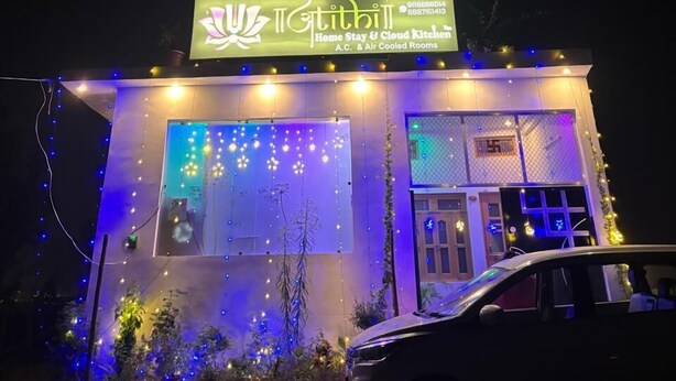 Un bâtiment sur lequel on peut lire l’inscription suivante : « Tithill Home Stay & Cloud Kitchen, chambres climatisées et avec système de refroidissement par air ».