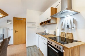 Køleskab, mikrobølgeovn, ovn, kogeplade