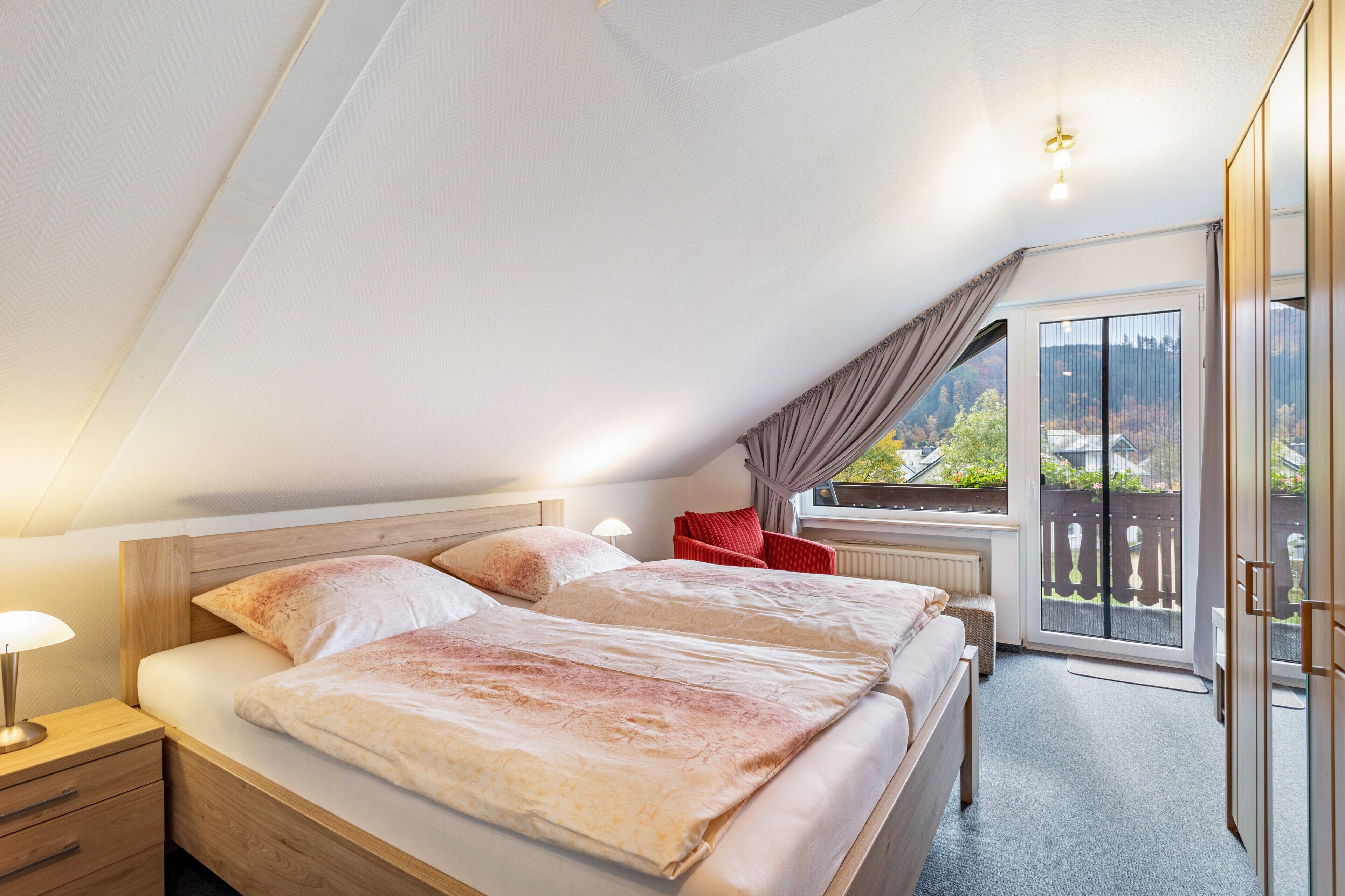 2 室のベッドルーム、WiFi (無料)、ベッドシーツ