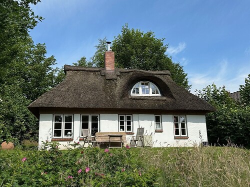 Ferienhaus 'Kate Unter Reet Im Grünen' mit privater Terrasse, privatem Garten und Wi-Fi