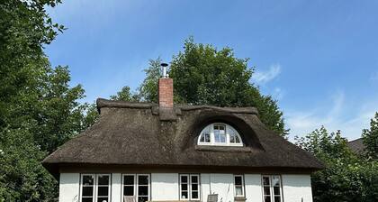 Ferienhaus 'Kate Unter Reet Im Grünen' mit privater Terrasse, privatem Garten und Wi-Fi