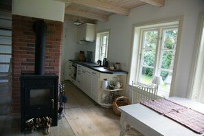 Jääkaappi, uuni, liesi, astianpesukone