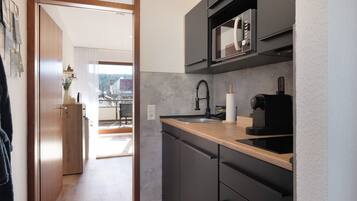 Refrigerador, microondas, parrilla de estufa y cafetera y tetera