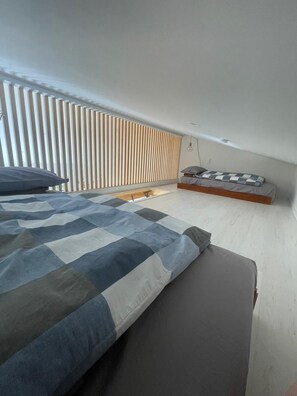 2 bedrooms, iron/ironing board, travel cot, free WiFi