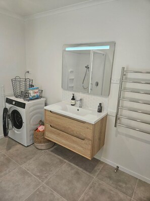 Dusche, Haartrockner, Handtücher, Seife