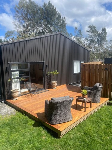 The Orchard & Oak Apartment - Pool, Peaceful, Perfect.