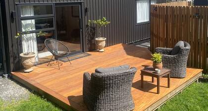 The Orchard & Oak Apartment - Pool, Peaceful, Perfect.