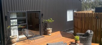 The Orchard & Oak Apartment - Pool, Peaceful, Perfect.