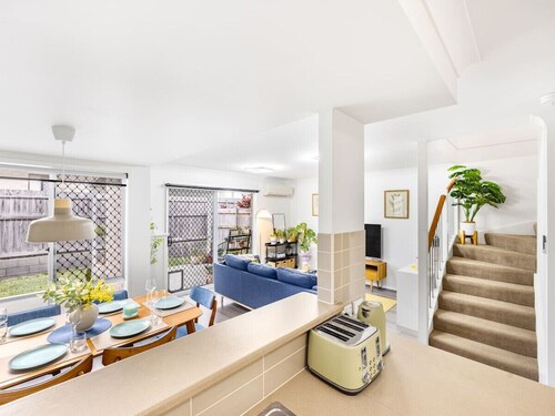 Cozy 3B2B Townhouse w/Parking/Backyard/Malls/Parks