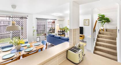 Cozy 3B2B Townhouse w/Parking/Backyard/Malls/Parks