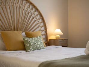 2 dormitorios, escritorio, tabla de planchar con plancha y cuna de viaje