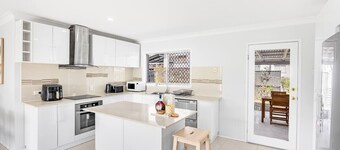 Central Sunnybank 4 Bedrooms Home, Family Friendly