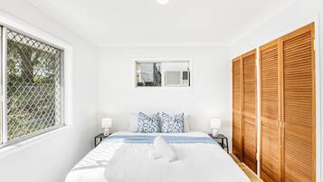 3 bedrooms, iron/ironing board, WiFi, bed sheets