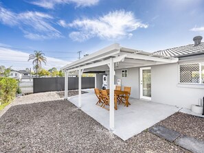 Outdoor dining - Central Sunnybank 4 Bedrooms Home, Family Friendly (Sunnybank)