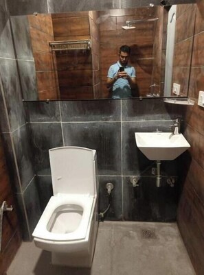 Shower, bidet, towels, soap