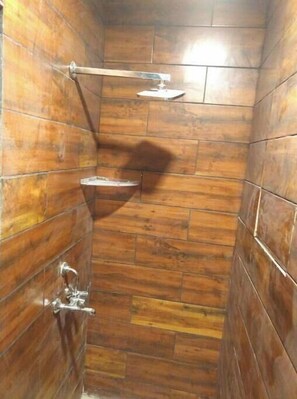 Chuveiro, bidê, toalhas de banho, sabonete