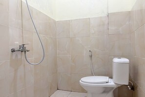 Bathroom - Hotel O Mantari Guesthouse (Bukittinggi)
