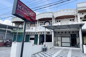 Front of property - Hotel O Mantari Guesthouse (Bukittinggi)
