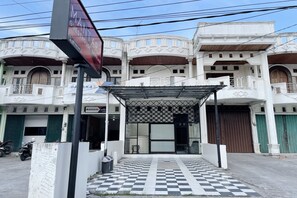 Front of property - Hotel O Mantari Guesthouse (Bukittinggi)