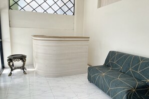 Reception - Hotel O Mantari Guesthouse (Bukittinggi)