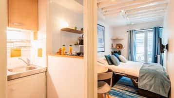 Iron/ironing board, free WiFi, bed sheets