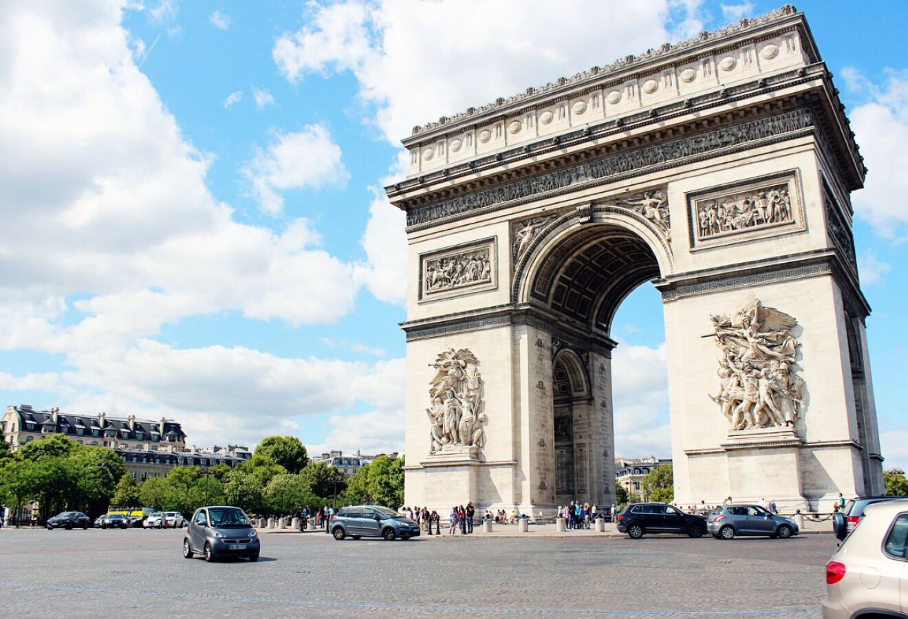 L’Arc de Triomphe de Paris, qui se distingue par son architecture classique et ses sculptures détaillées.