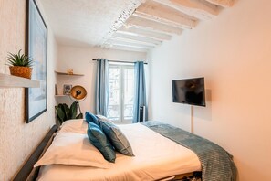 Een strijkplank/strijkijzer, gratis wifi, beddengoed