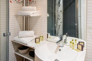 Douche, sèche-cheveux, serviettes fournies, savon