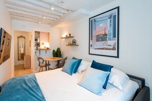 Een strijkplank/strijkijzer, gratis wifi, beddengoed