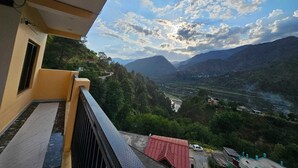 Ein Balkon mit Blick auf ein Tal und Berge.