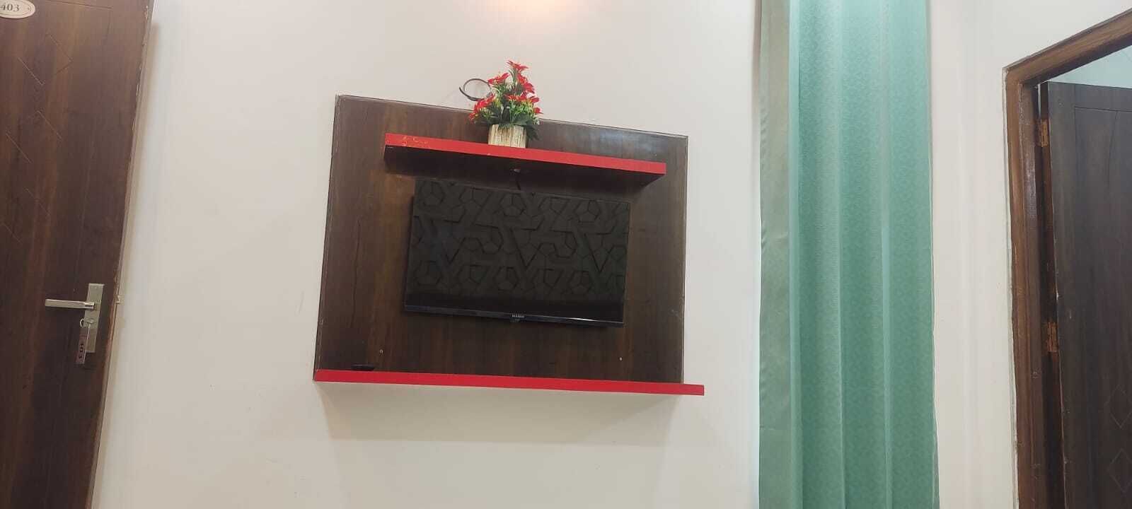 Una estantería de madera con un adorno y una placa.