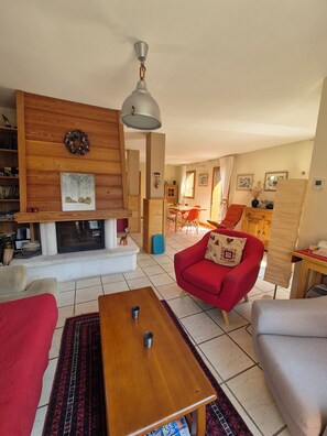 Una televisión, una chimenea